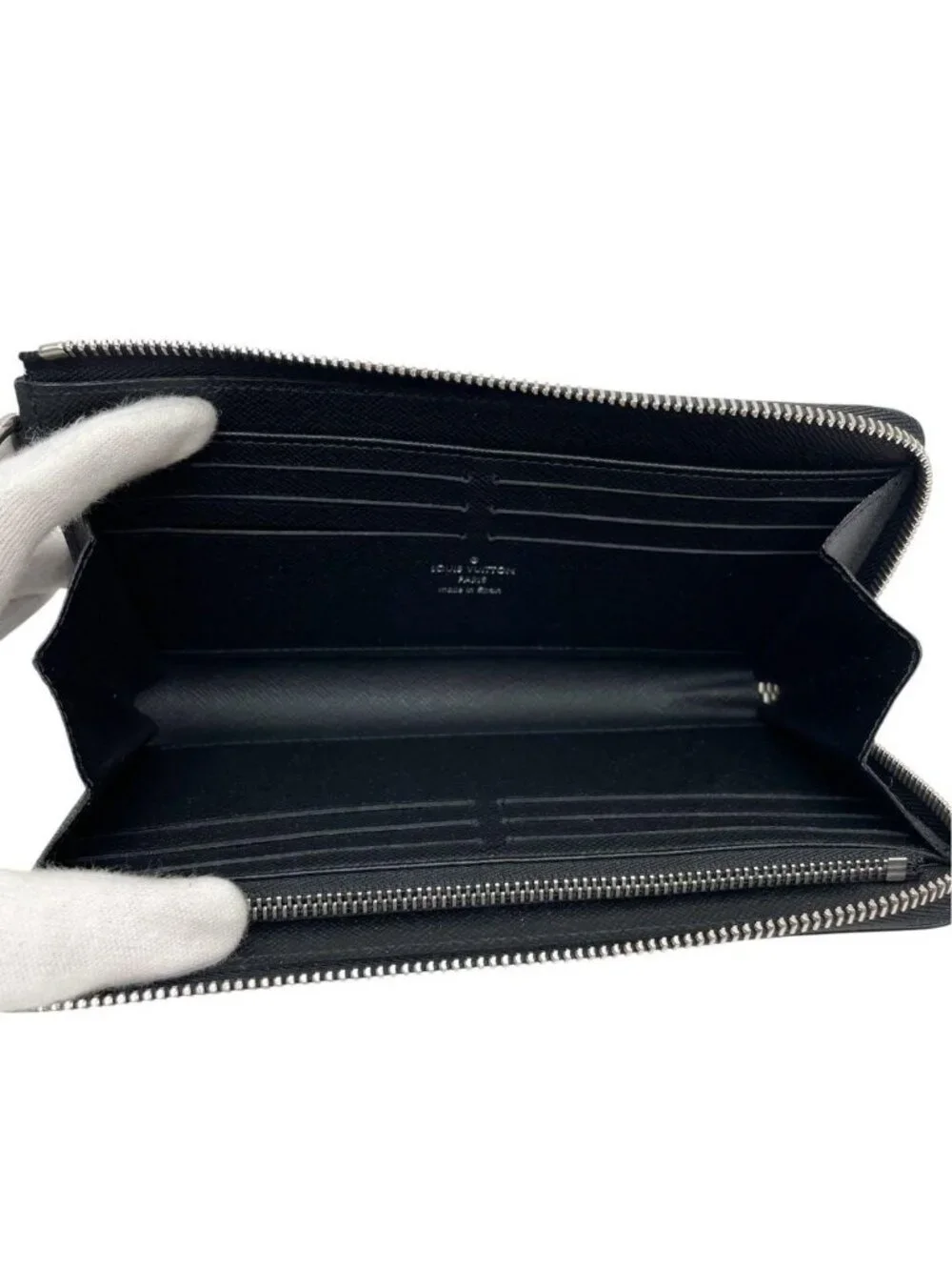 Louis Vuitton Taiga Leather Dragonne Zippy Wallet